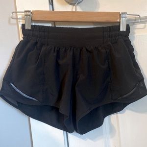 Lululemon Hotty Hot Low-Rise Lined Short 2.5", size 0 in the color Black